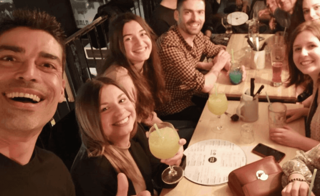 Groupe d'amis Frimake en train de s'amuser lors d'une sortie