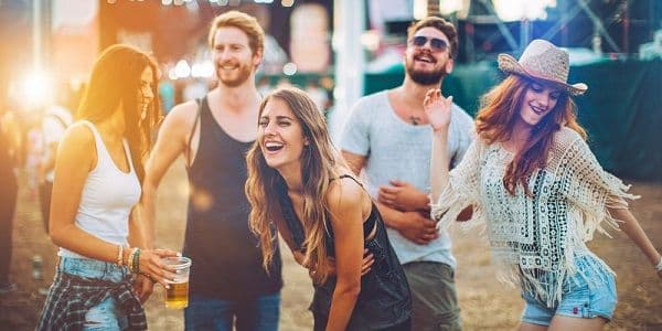 Un groupe d'amis souriants se tenant les uns à côté des autres.