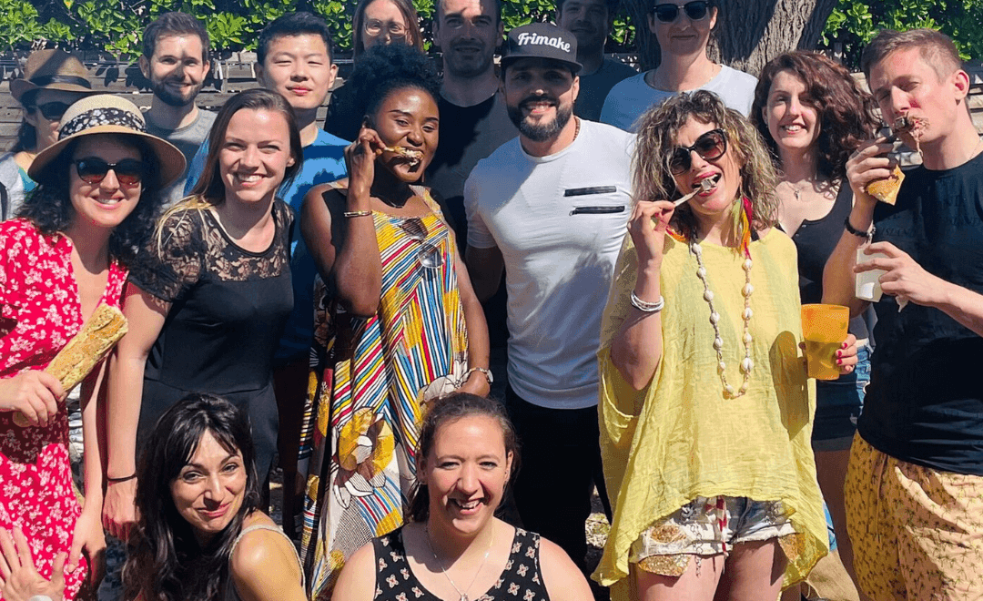 Groupe de personnes heureuses et souriantes lors d'une activité sociale organisée par l'application FRIMAKE pour rencontrer de nouveaux amis
